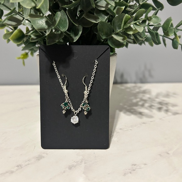 Elegant Silver and Green Swarovski Necklace Set - Picture 6 of 7